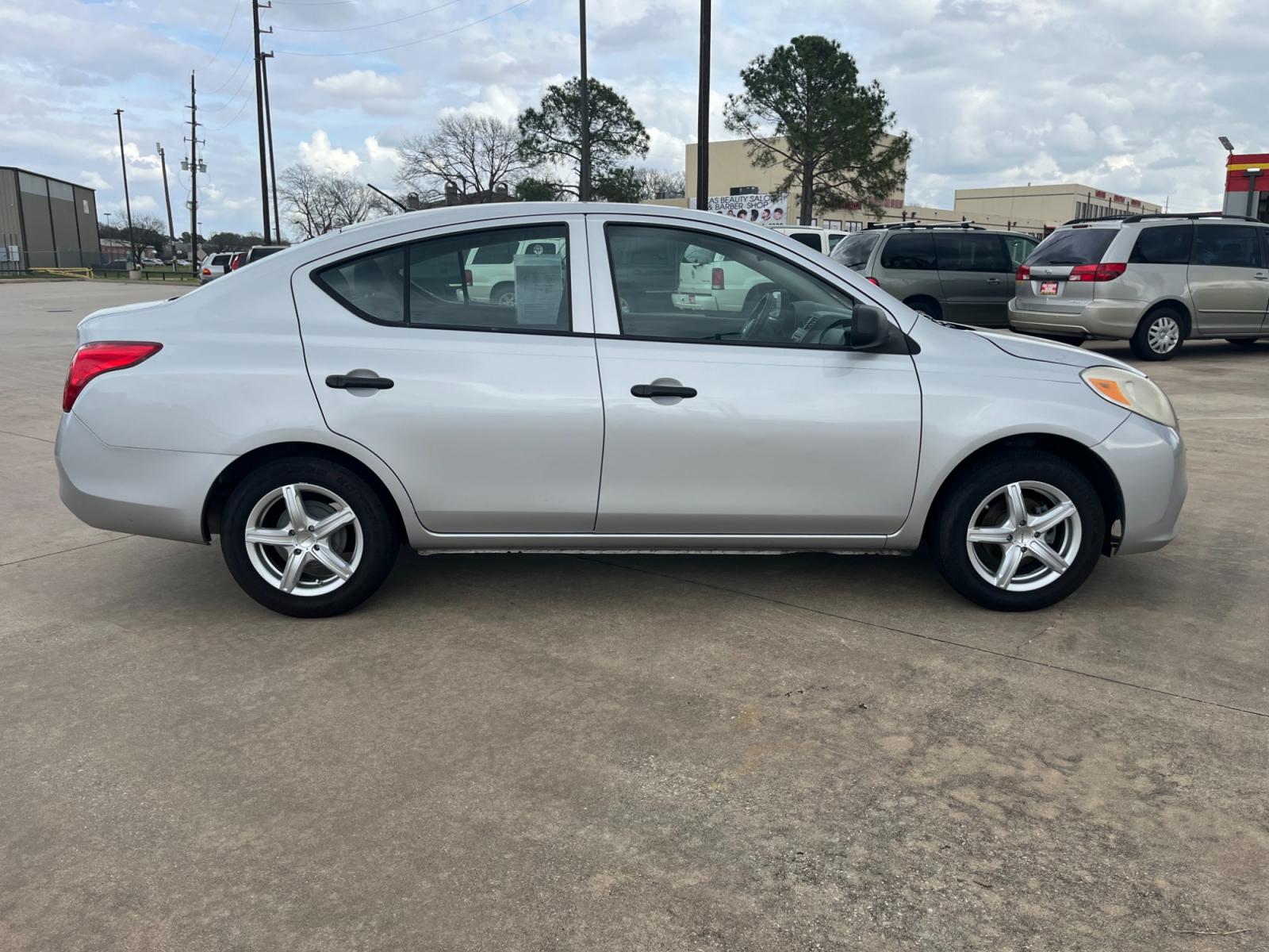 2014 SILVER /black Nissan Versa 1.6 S 5M (3N1CN7AP3EL) with an 1.6L L4 DOHC 16V engine, 5-Speed Manual transmission, located at 14700 Tomball Parkway 249, Houston, TX, 77086, (281) 444-2200, 29.928619, -95.504074 - Photo #7